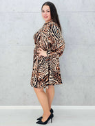 Sukienka w panterkowy wzór – elegancka sukienka plus size z paskiem Stylowa XL