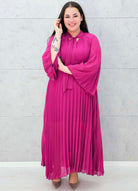 Plisowana sukienka maxi z wiązaniem pod szyją – elegancka sukienka plus size w kolorze fuksji Stylowa XL