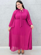 Plisowana sukienka maxi z wiązaniem pod szyją – elegancka sukienka plus size w kolorze fuksji Stylowa XL