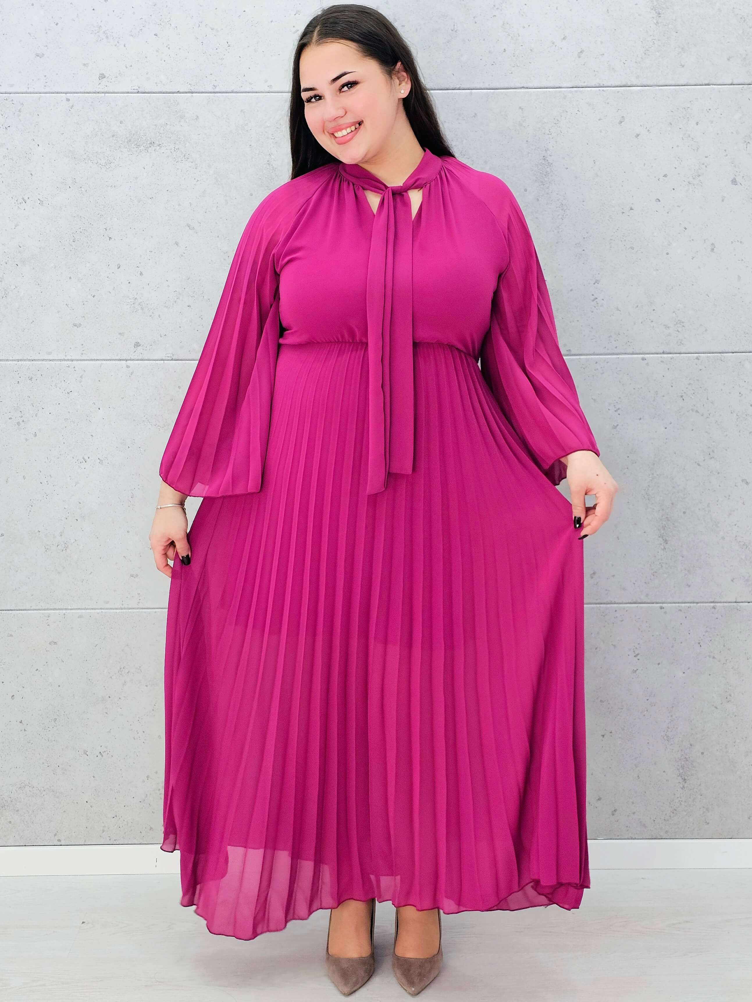 Plisowana sukienka maxi z wiązaniem pod szyją – elegancka sukienka plus size w kolorze fuksji Stylowa XL