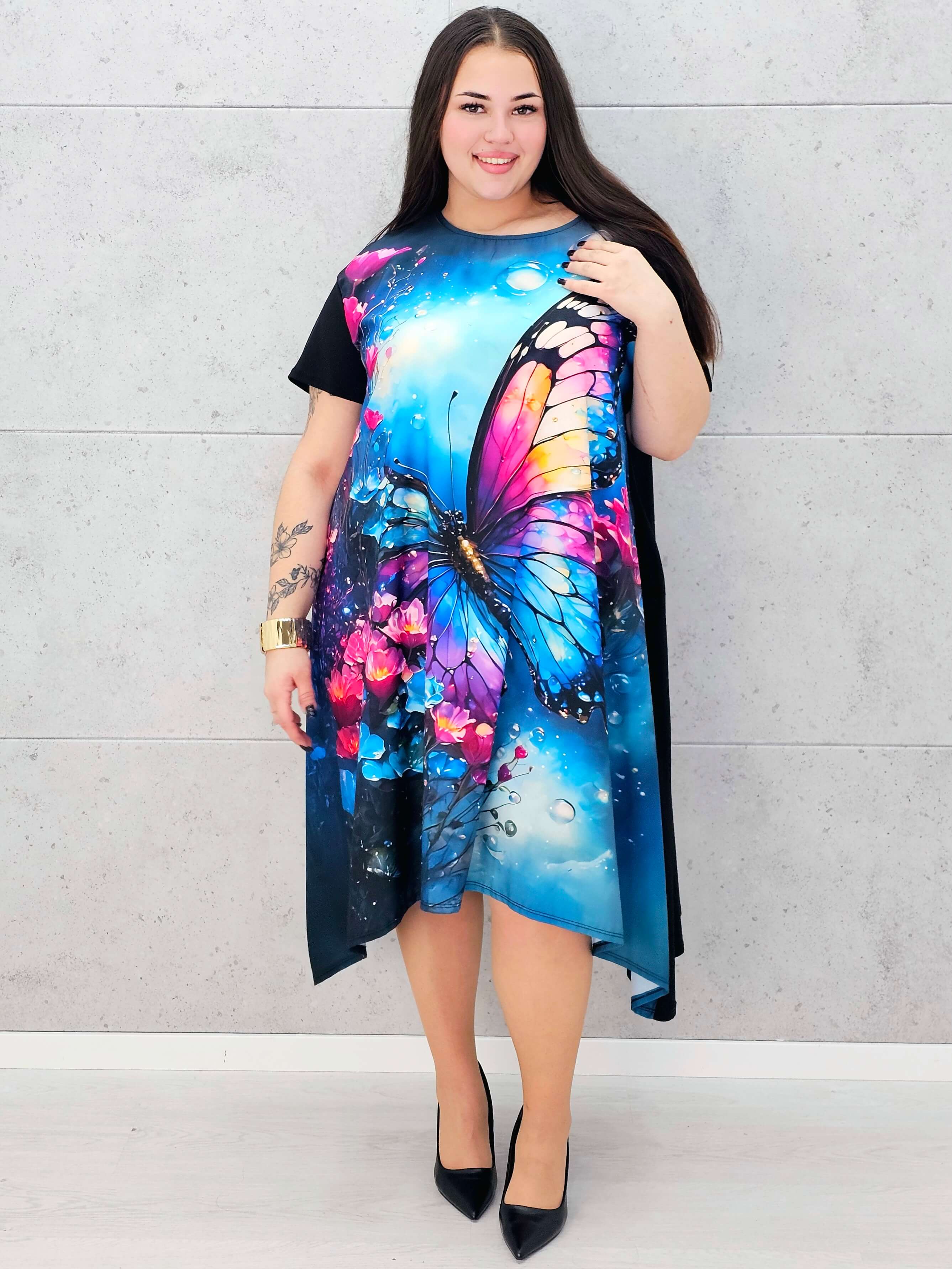 Sukienka StylowaXL z motylem – kolorowa sukienka plus size o asymetrycznym kroju Stylowa XL