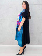 Sukienka StylowaXL z motylem – kolorowa sukienka plus size o asymetrycznym kroju Stylowa XL