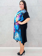 Sukienka StylowaXL z motylem – kolorowa sukienka plus size o asymetrycznym kroju Stylowa XL