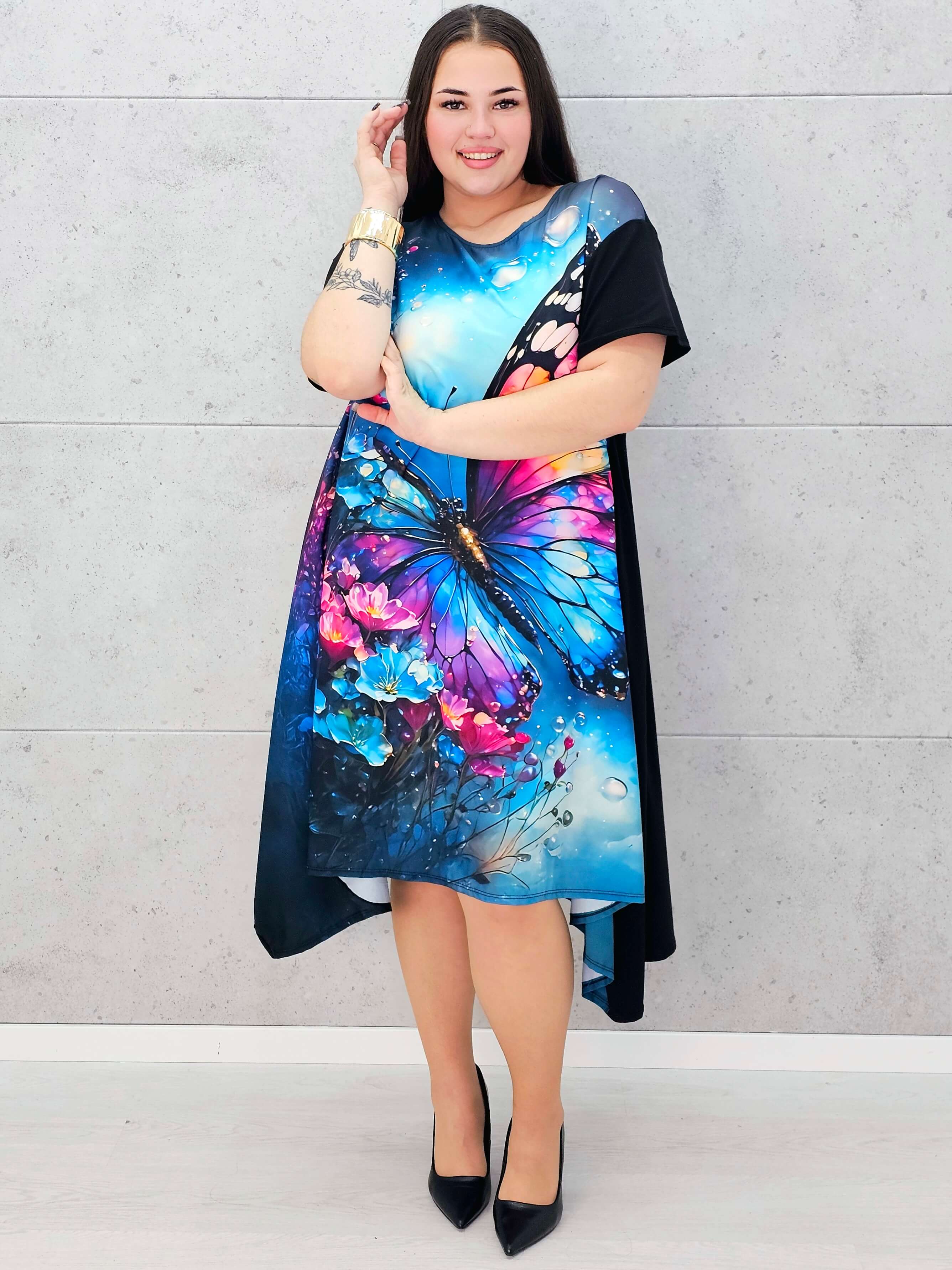 Sukienka StylowaXL z motylem – kolorowa sukienka plus size o asymetrycznym kroju Stylowa XL