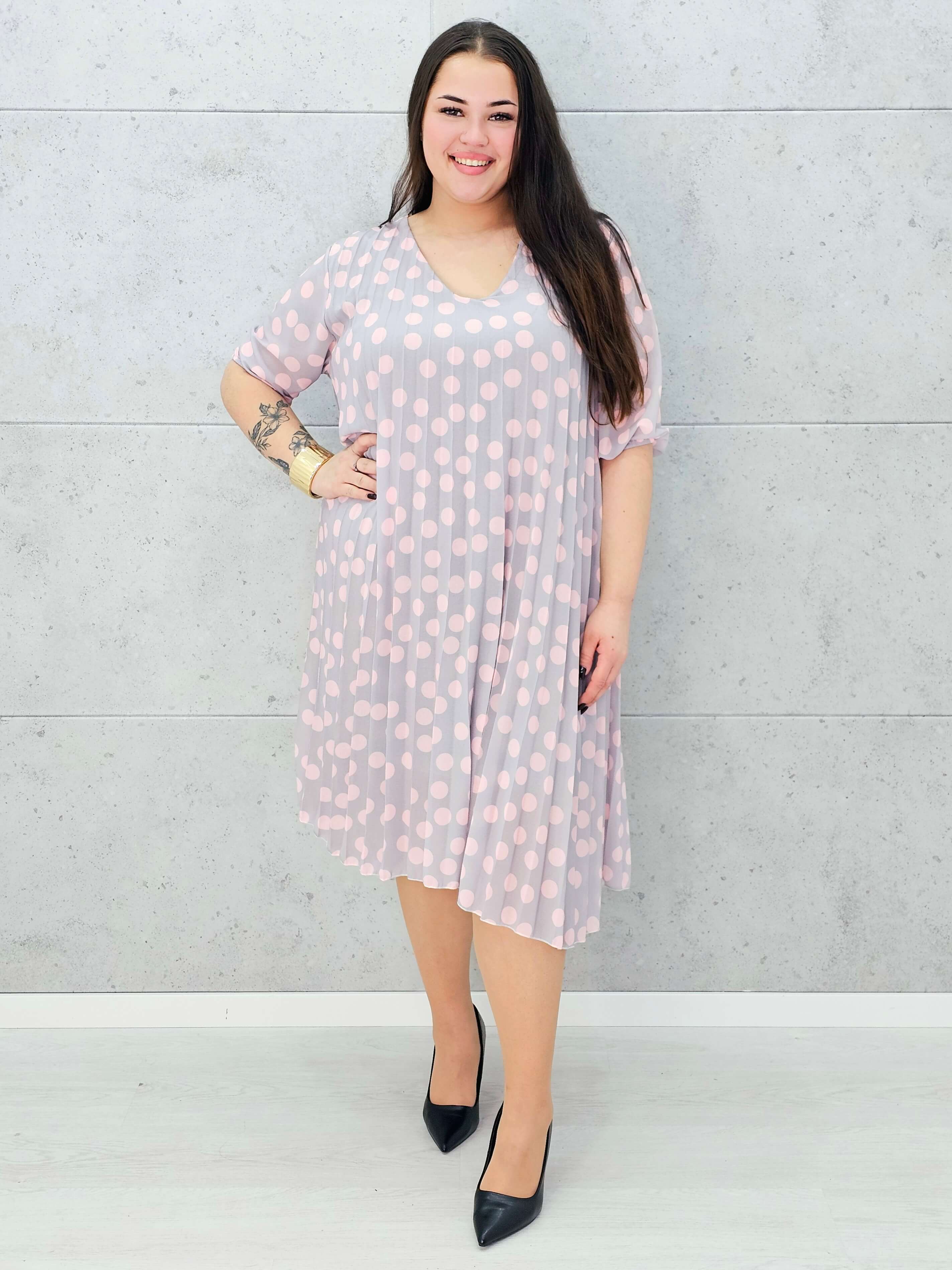 Sukienka w grochy – romantyczna sukienka plus size o luźnym kroju Stylowa XL