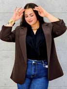 Marynarka czekoladowa na przodzie 