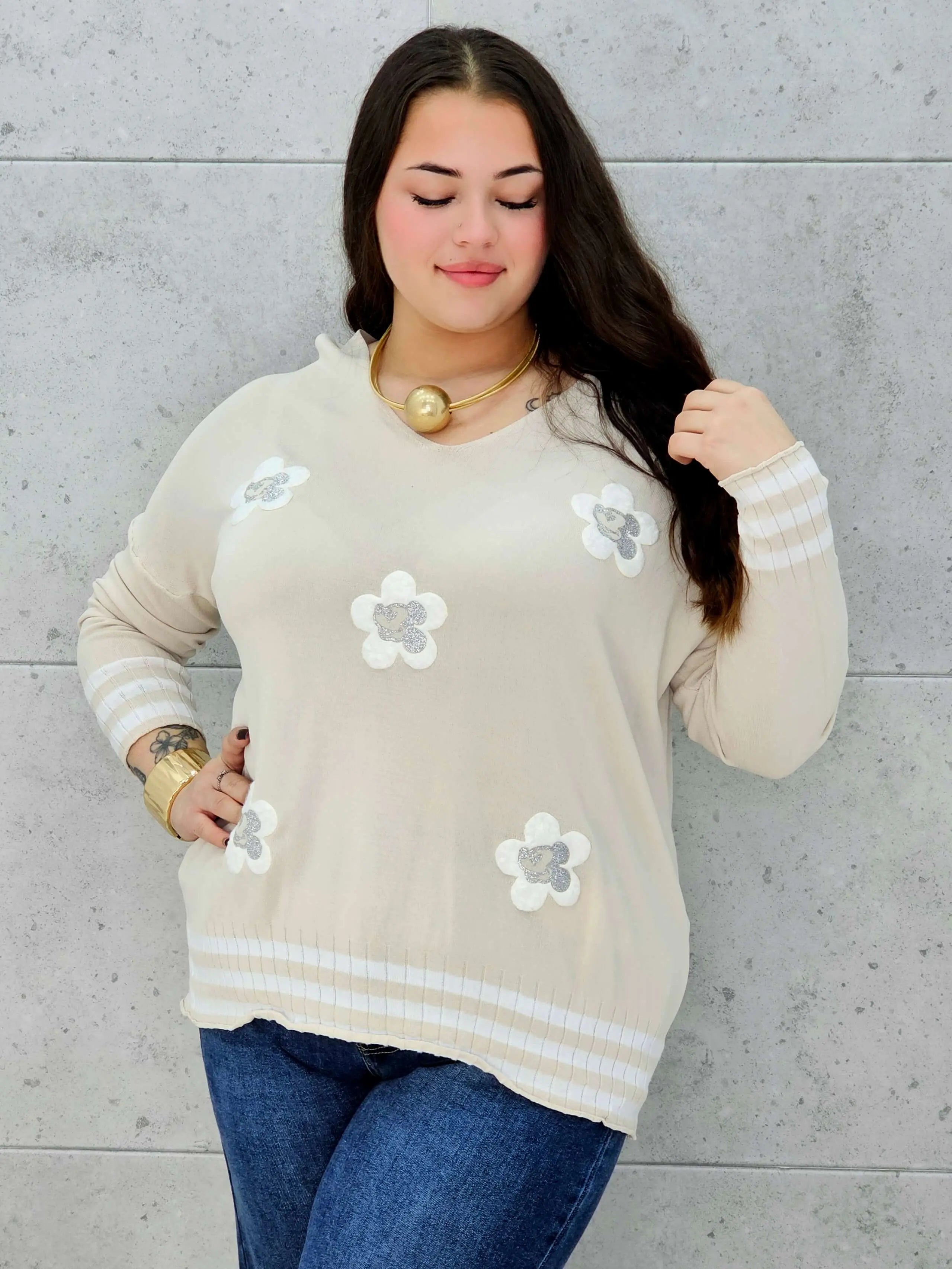 Beżowa bluzka plus size z kwiatami – subtelna elegancja i wygoda. Stylowa XL