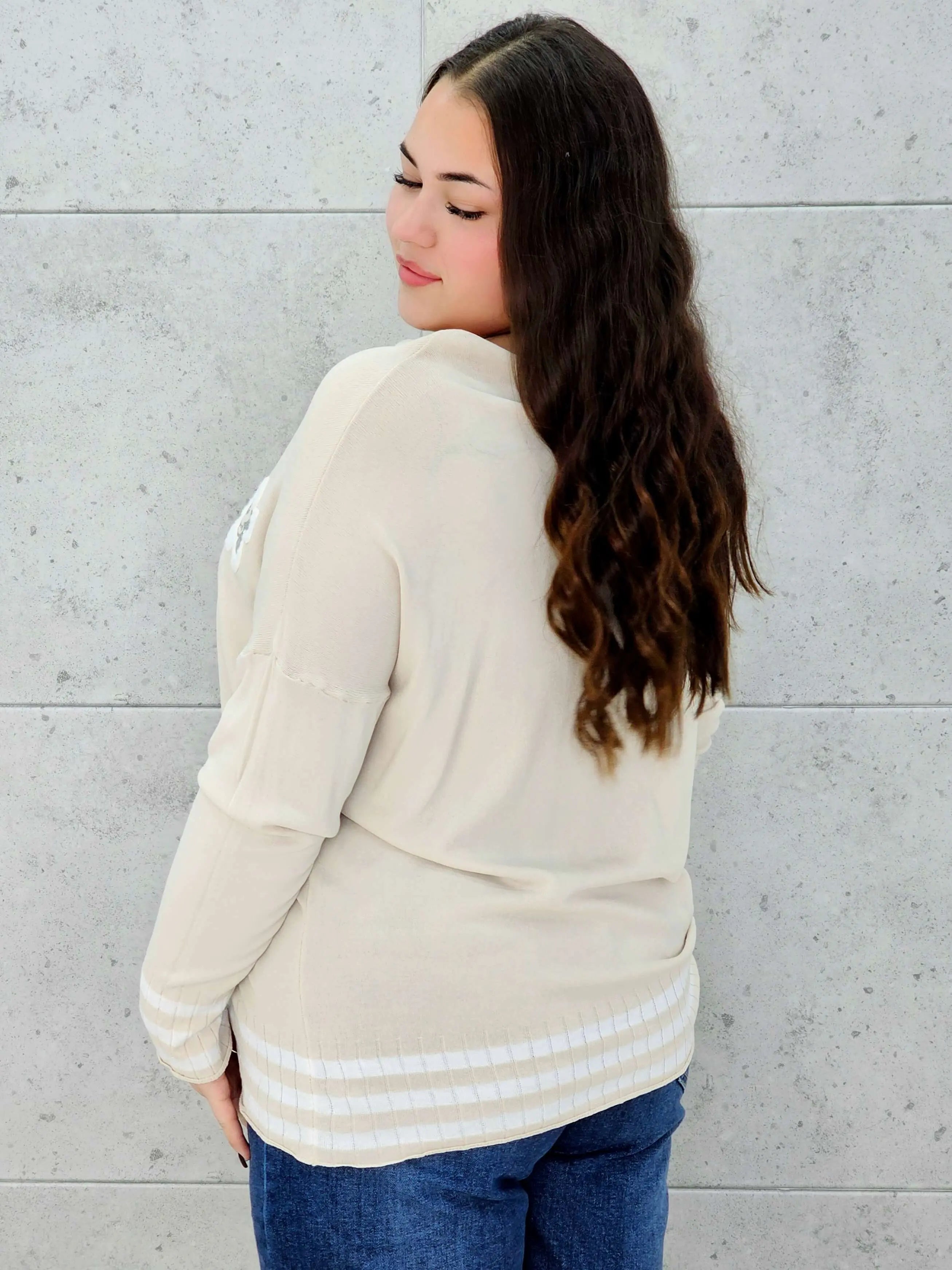 Beżowa bluzka plus size z kwiatami – subtelna elegancja i wygoda. Stylowa XL