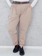 Beżowe spodnie plus size z paskiem – Stylowa elegancja i komfort XXL Stylowa XL