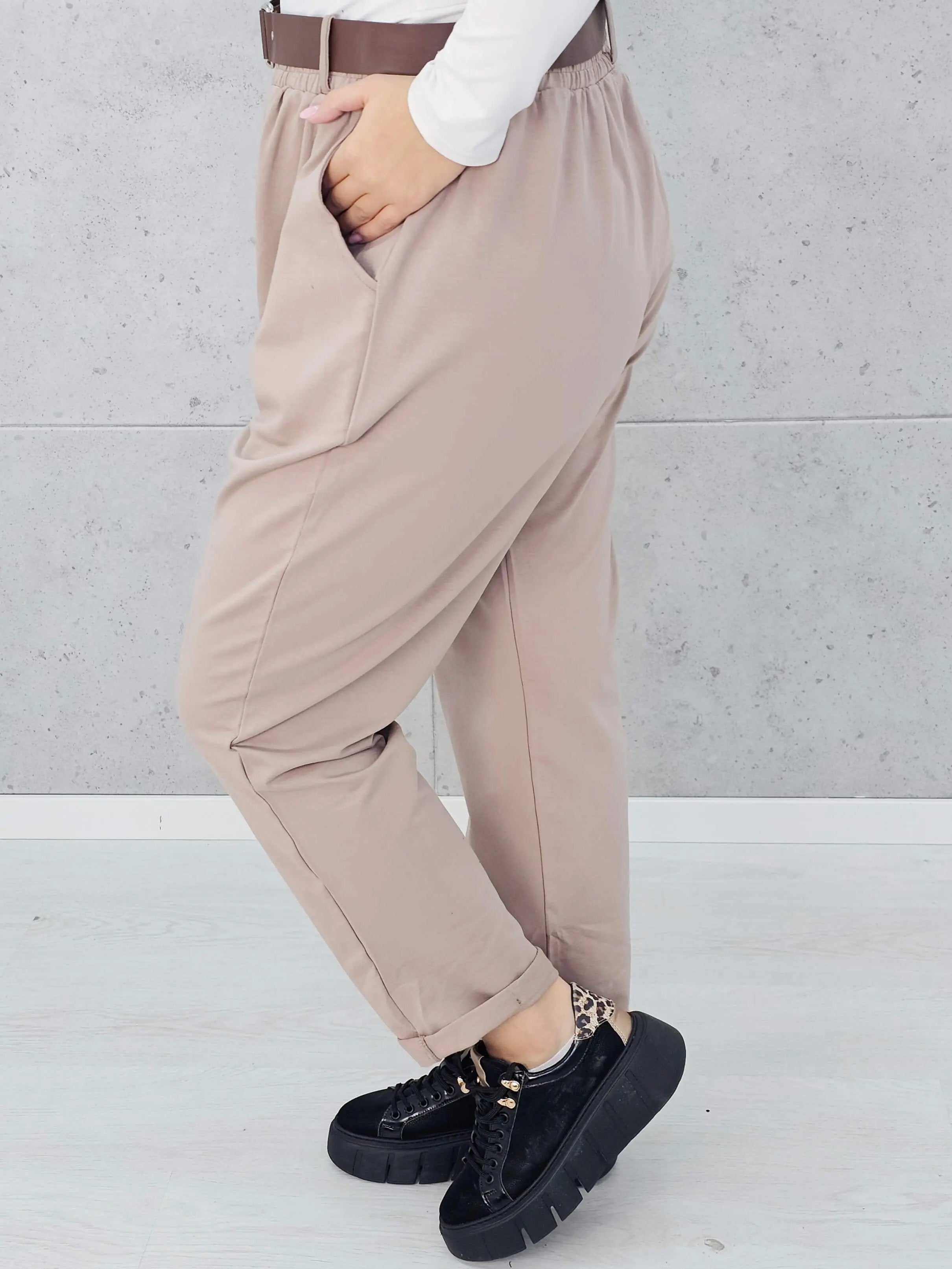 Beżowe spodnie plus size z paskiem – Stylowa elegancja i komfort XXL Stylowa XL