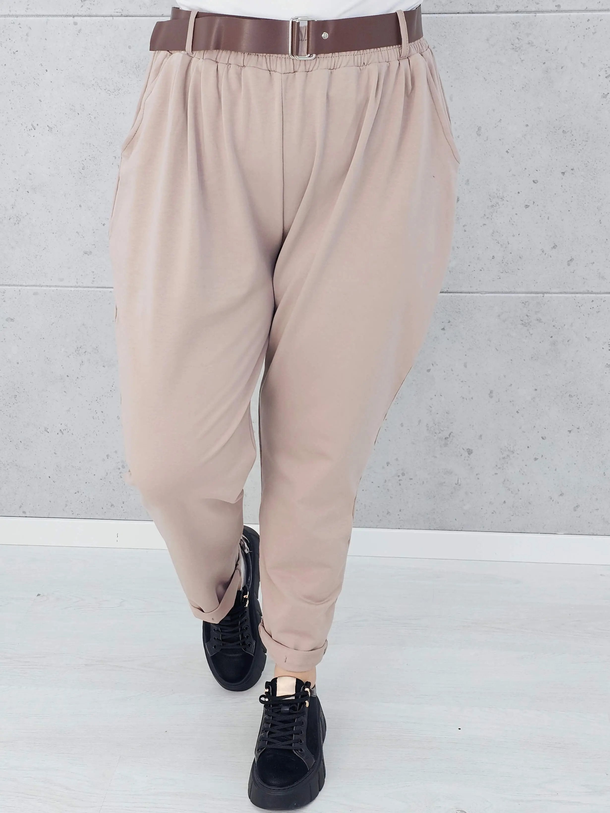 Beżowe spodnie plus size z paskiem – Stylowa elegancja i komfort XXL Stylowa XL
