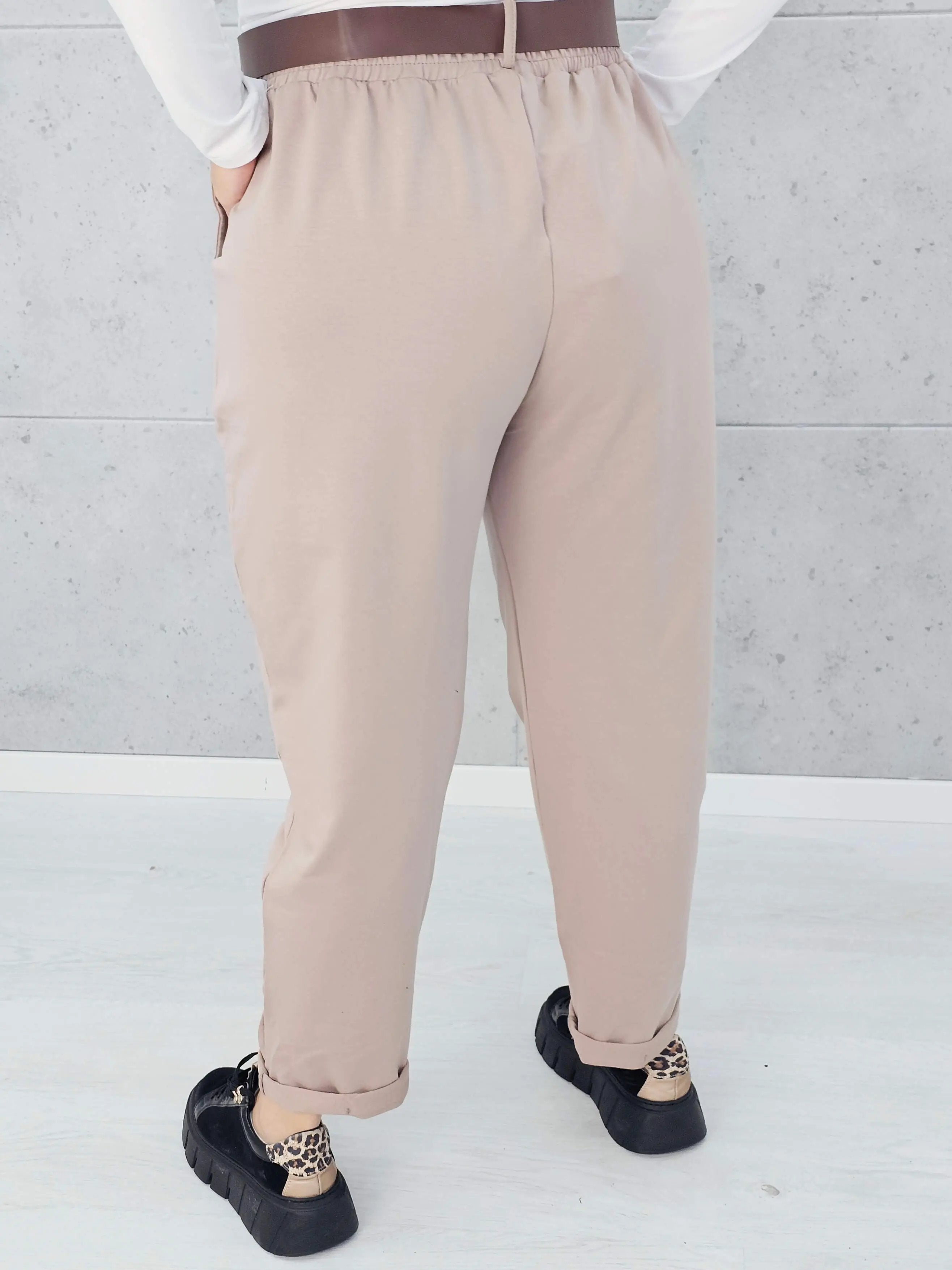 Beżowe spodnie plus size z paskiem – Stylowa elegancja i komfort XXL Stylowa XL