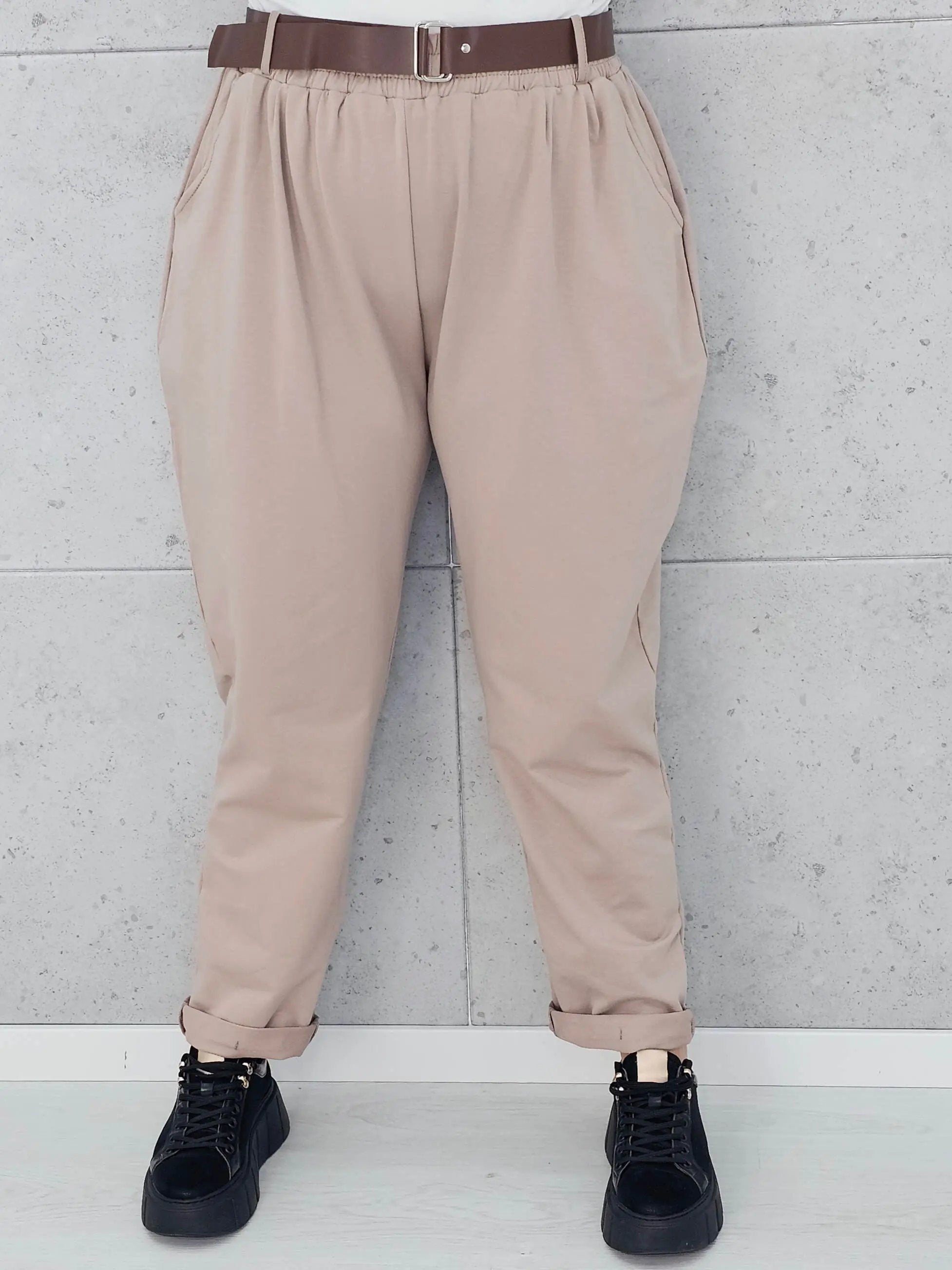 Beżowe spodnie plus size z paskiem – Stylowa elegancja i komfort XXL Stylowa XL