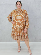 Beżowo-brązowa sukienka z orientalnym wzorem Stylowa XL