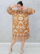 Beżowo-brązowa sukienka z orientalnym wzorem Stylowa XL