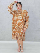 Beżowo-brązowa sukienka z orientalnym wzorem Stylowa XL