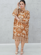 Beżowo-brązowa sukienka z orientalnym wzorem Stylowa XL