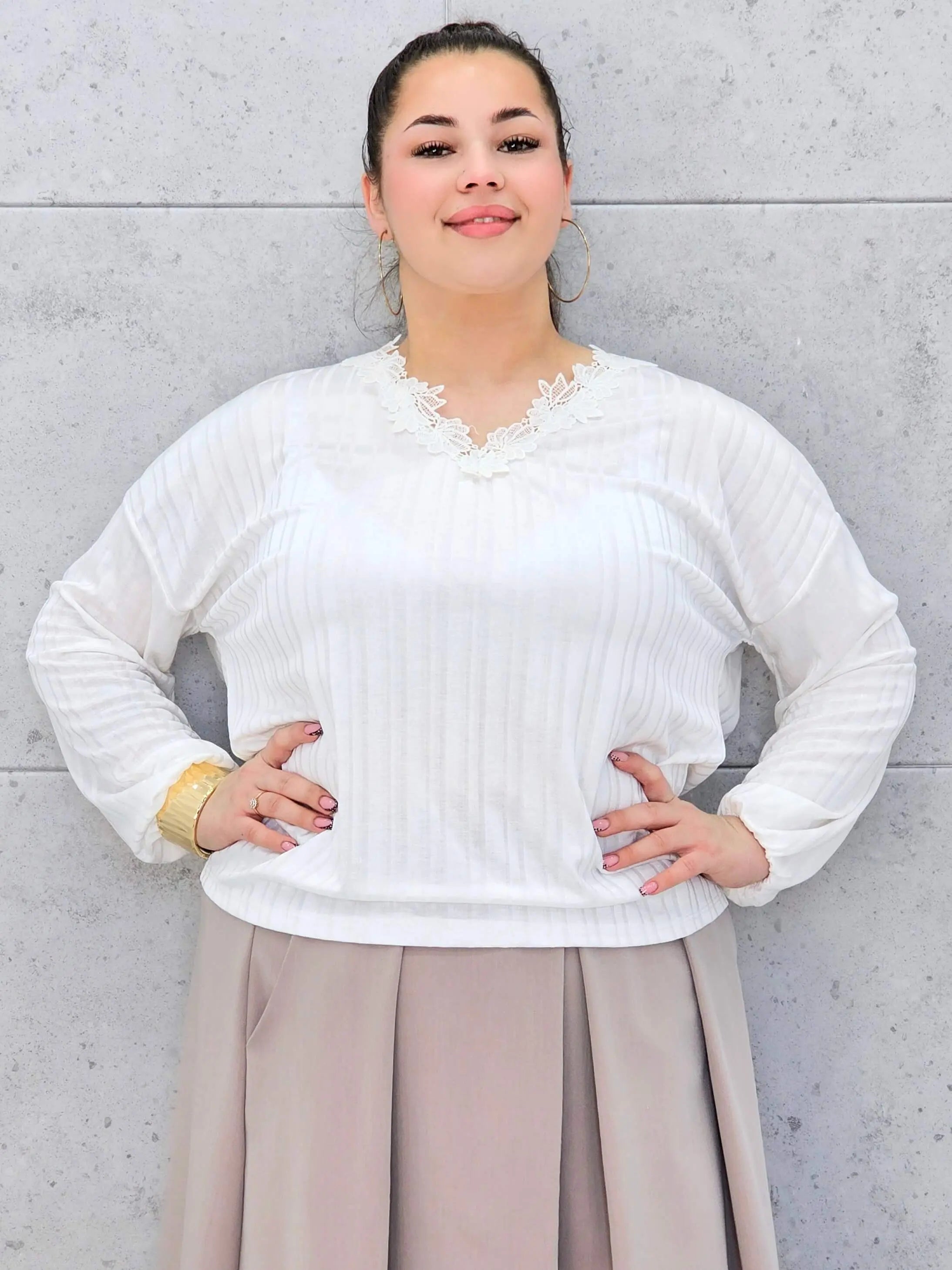 Biała bluzka plus size z koronkowym dekoltem – elegancka bluzka plus size Stylowa XL