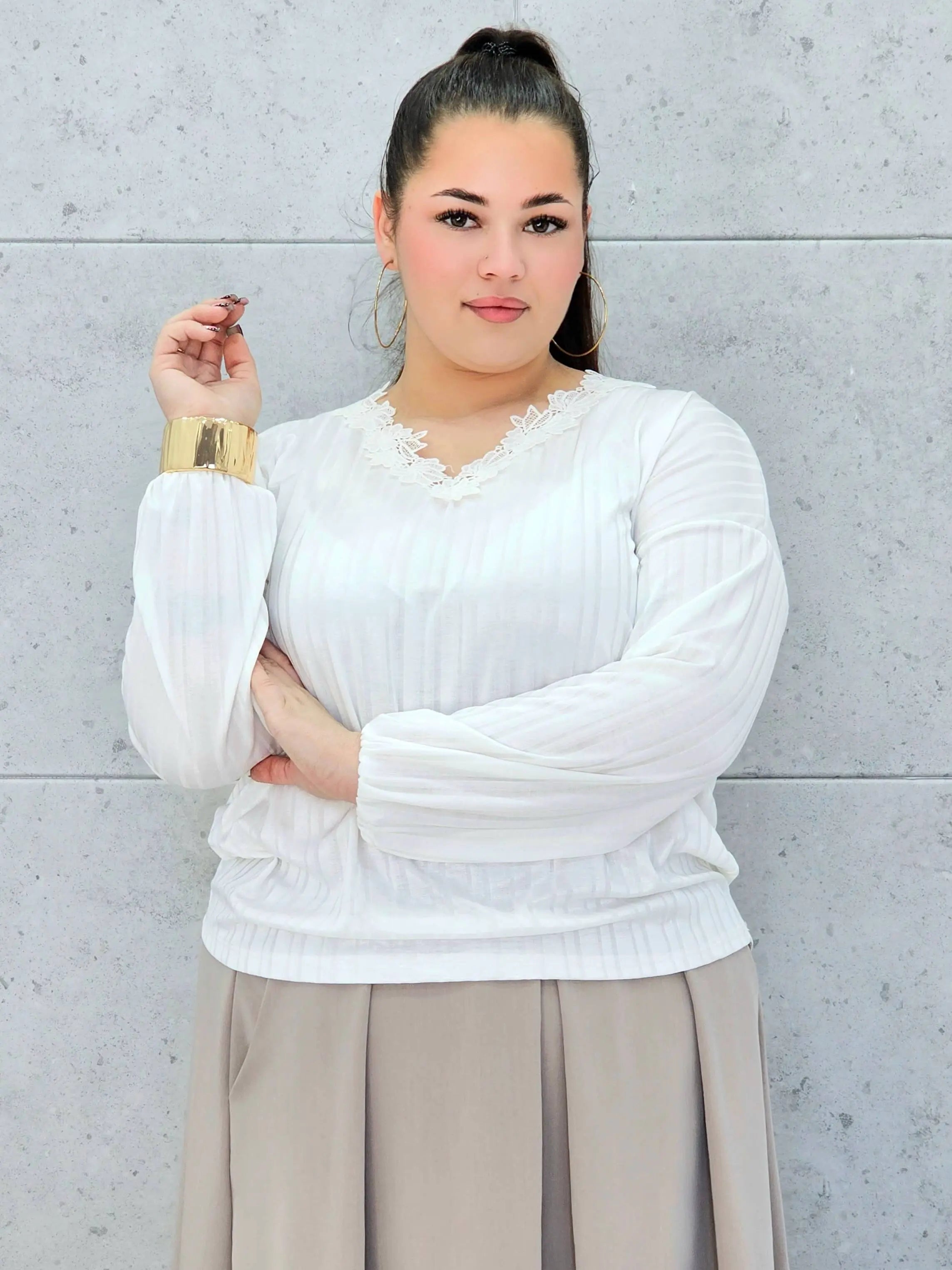 Biała bluzka plus size z koronkowym dekoltem – elegancka bluzka plus size Stylowa XL