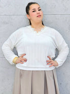 Biała bluzka plus size z koronkowym dekoltem – elegancka bluzka plus size Stylowa XL