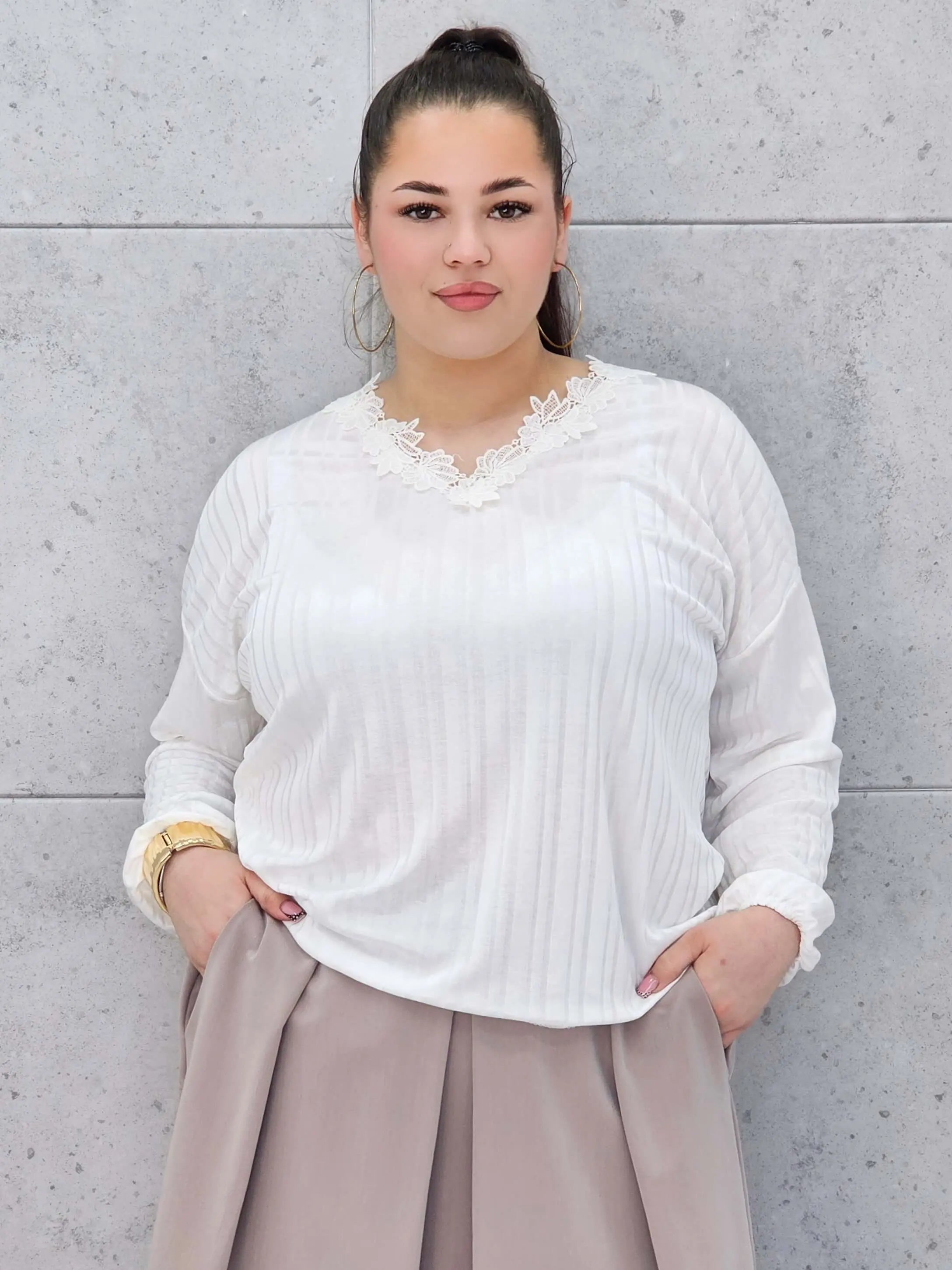 Biała bluzka plus size z koronkowym dekoltem – elegancka bluzka plus size Stylowa XL