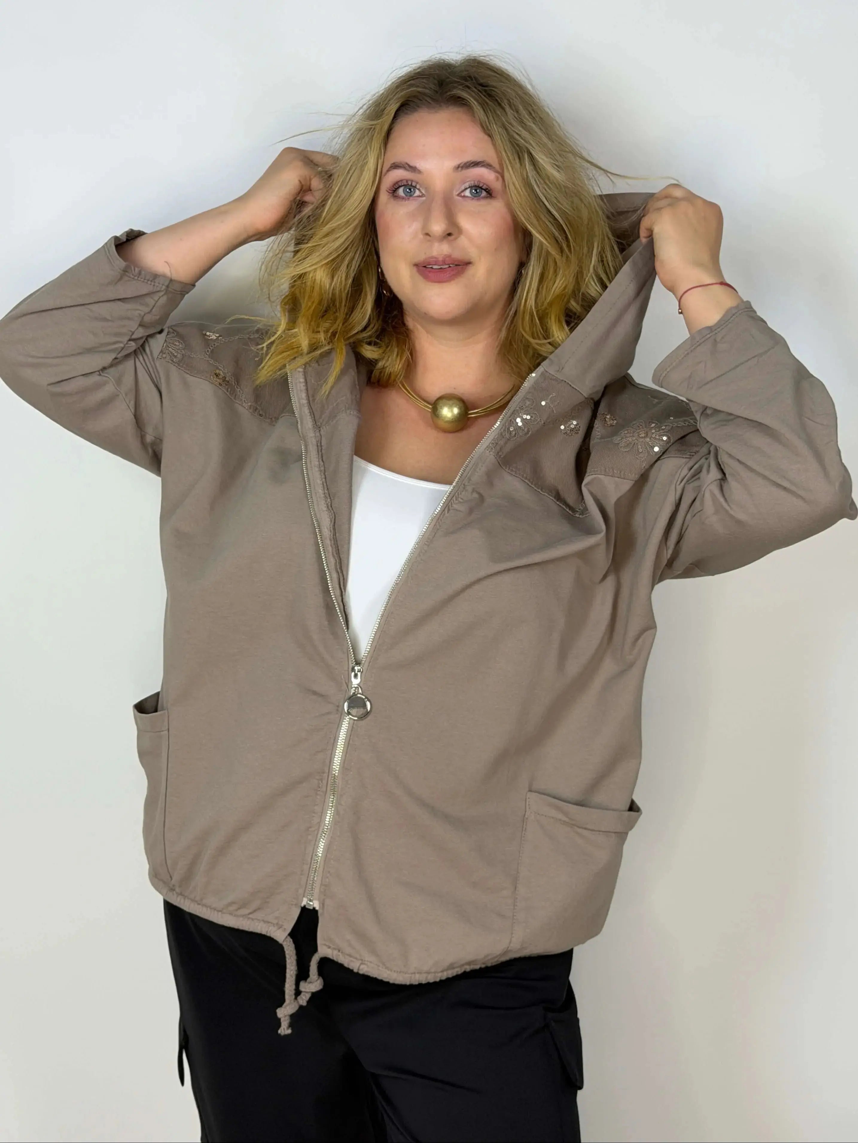 Bluza Plus Size z kapturem i haftowanymi wstawkami Stylowa XL