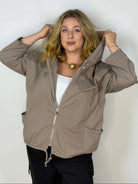 Bluza Plus Size z kapturem i haftowanymi wstawkami Stylowa XL