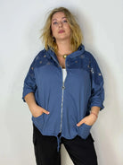 Bluza Plus Size z kapturem i haftowanymi wstawkami Stylowa XL