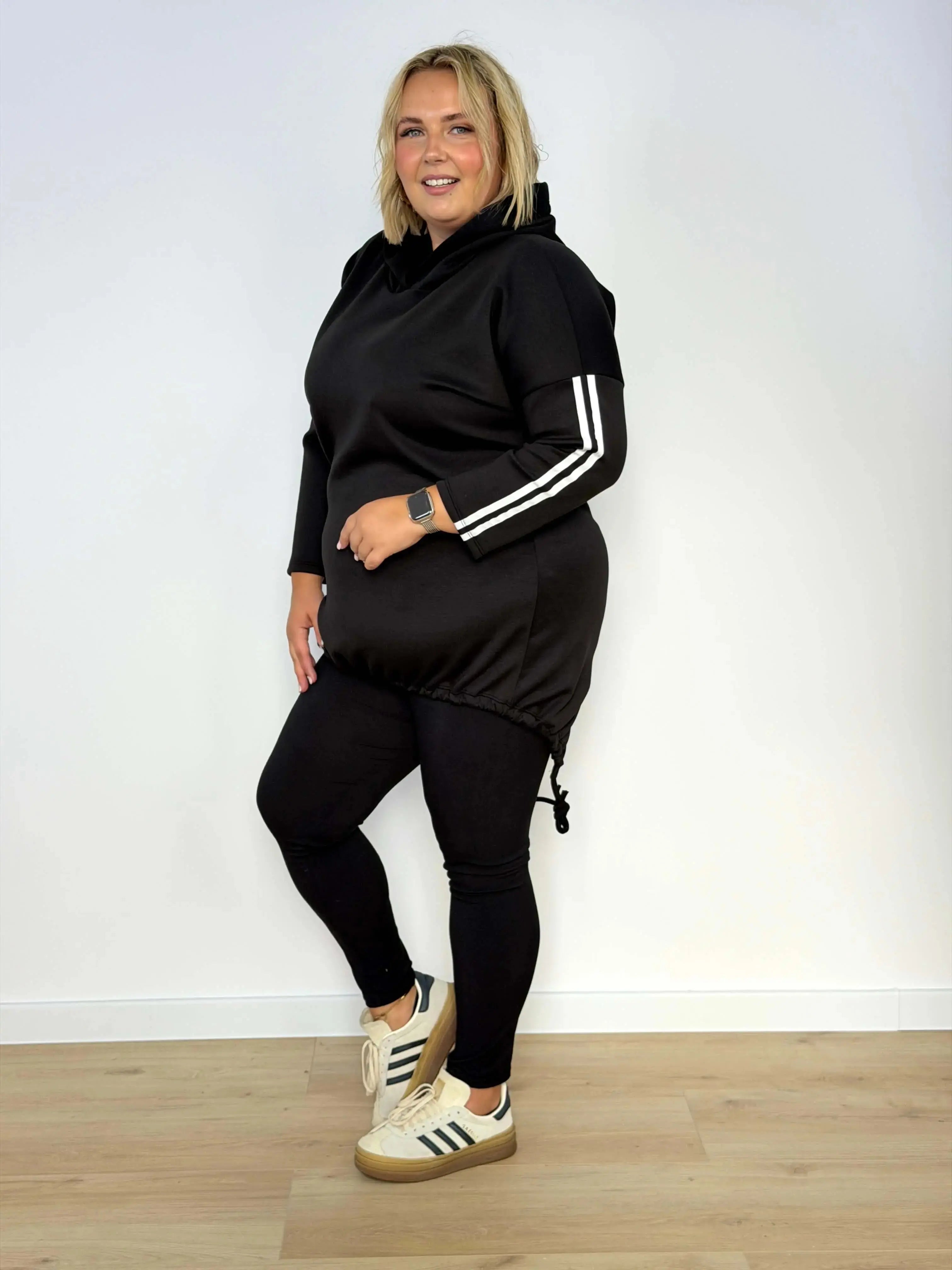 Bluza damska plus size z kapturem i ozdobnymi paskami Stylowa XL