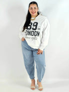 Bluza plus size biała 89 London – damska bluza XXL z nadrukiem Stylowa XL