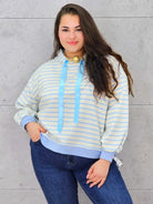 Bluza plus size w paski z kapturem – modna bluza XXL o kobiecym kroju Stylowa XL