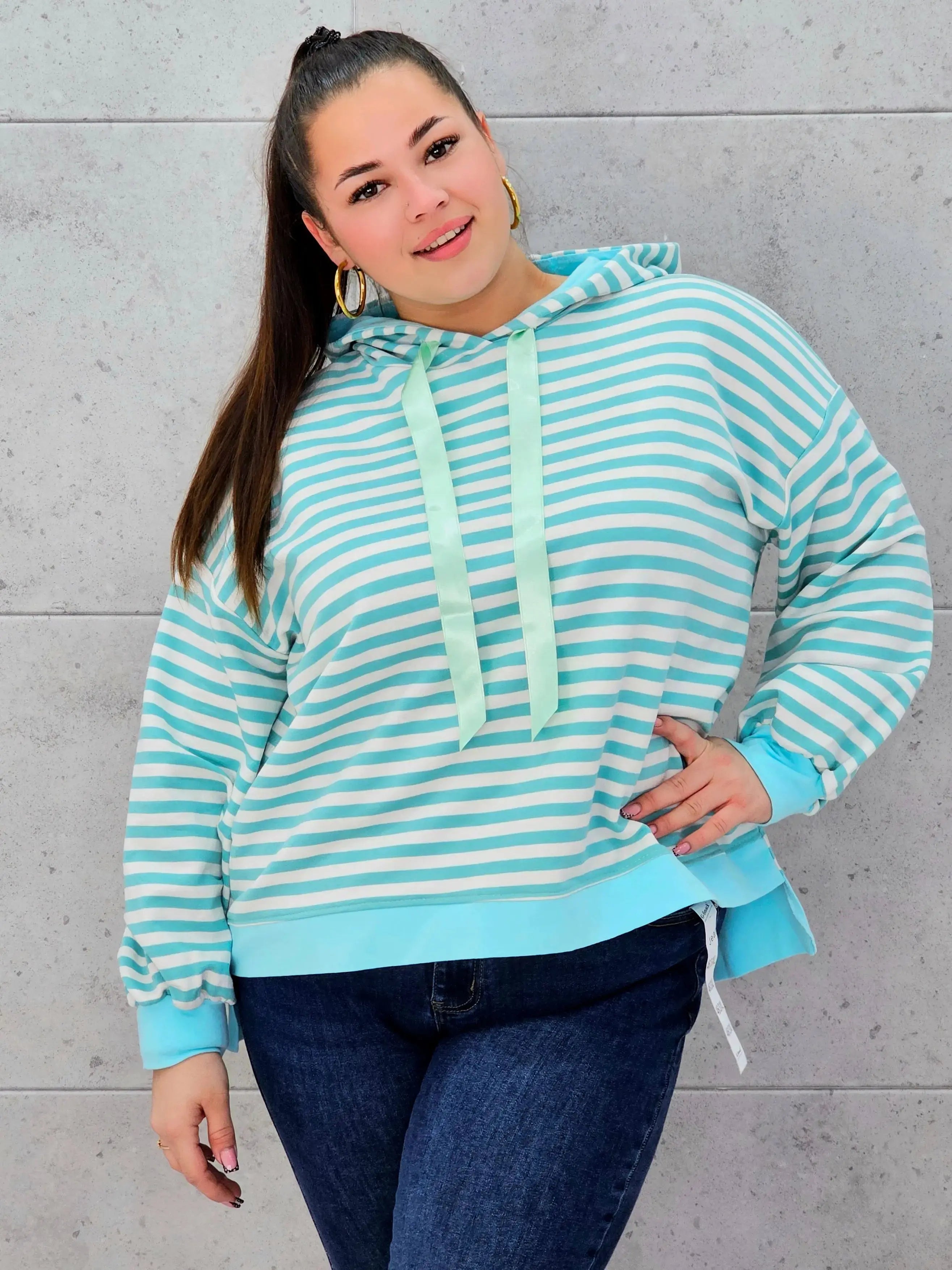 Bluza plus size w paski z kapturem – modna i wygodna bluza XXL Stylowa XL
