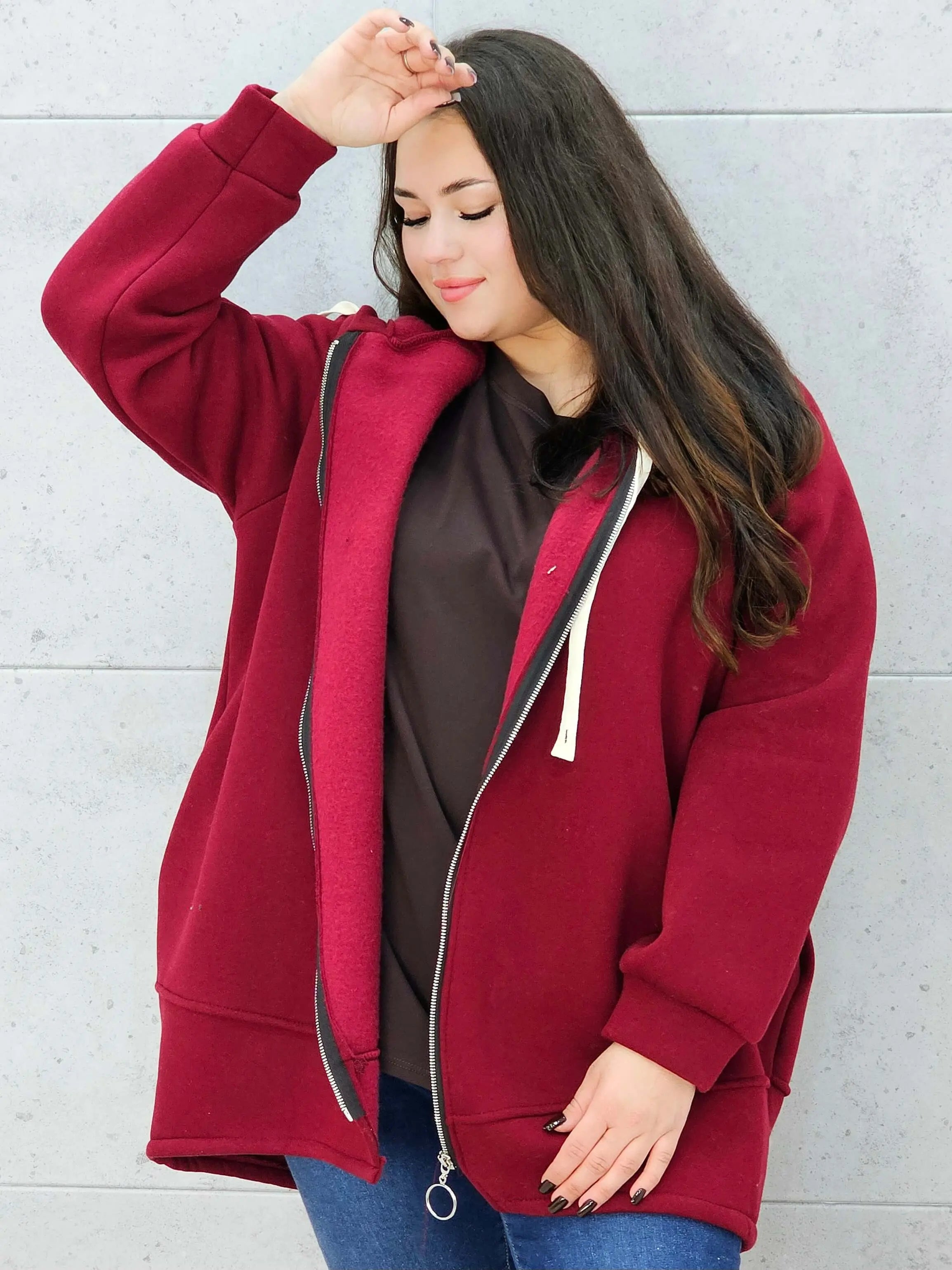 bluza z kapturem na suwak bordowa plus size – przód