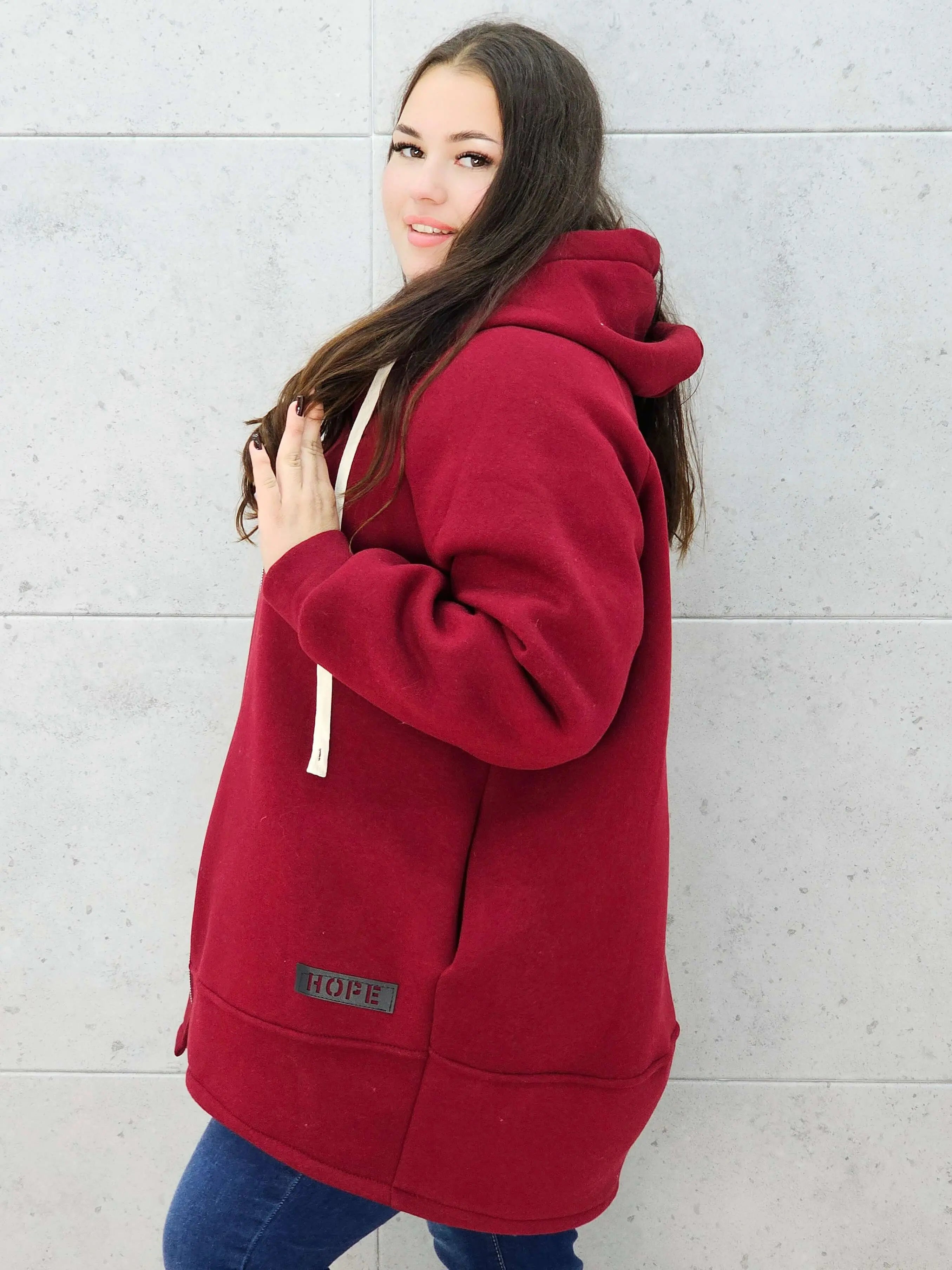 bluza z kapturem na suwak bordowa plus size – bok