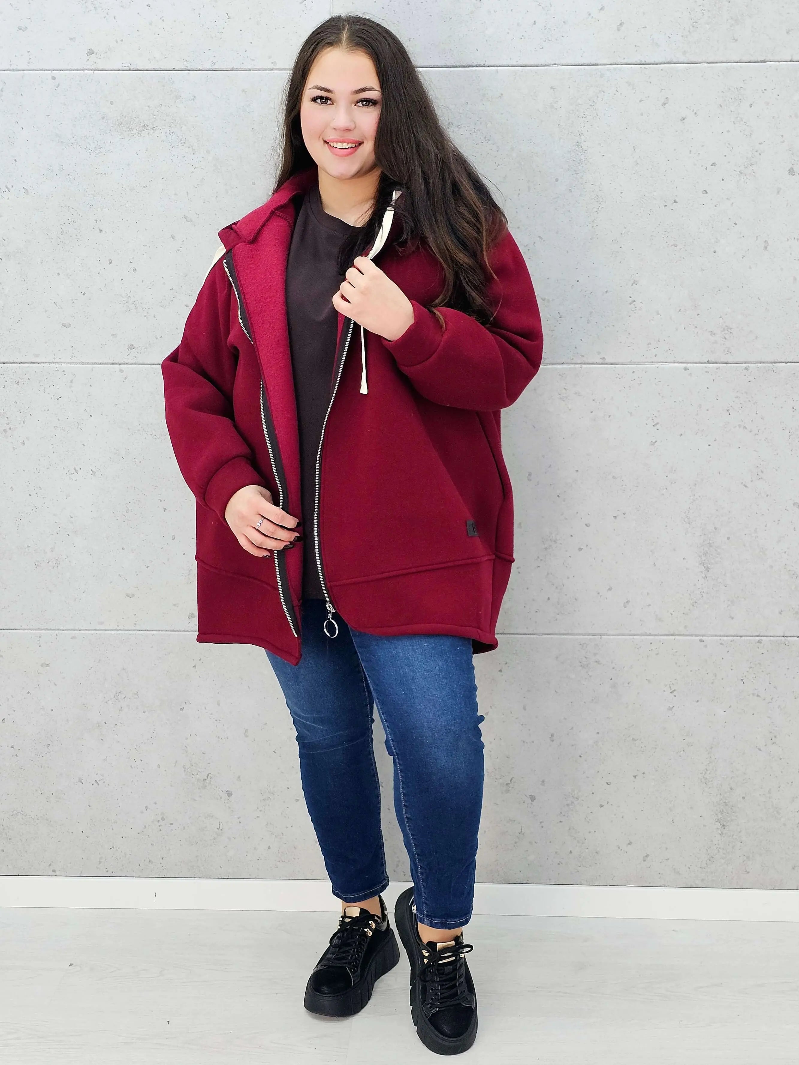 bluza plus size z kapturem bordowa – na modelce w całości