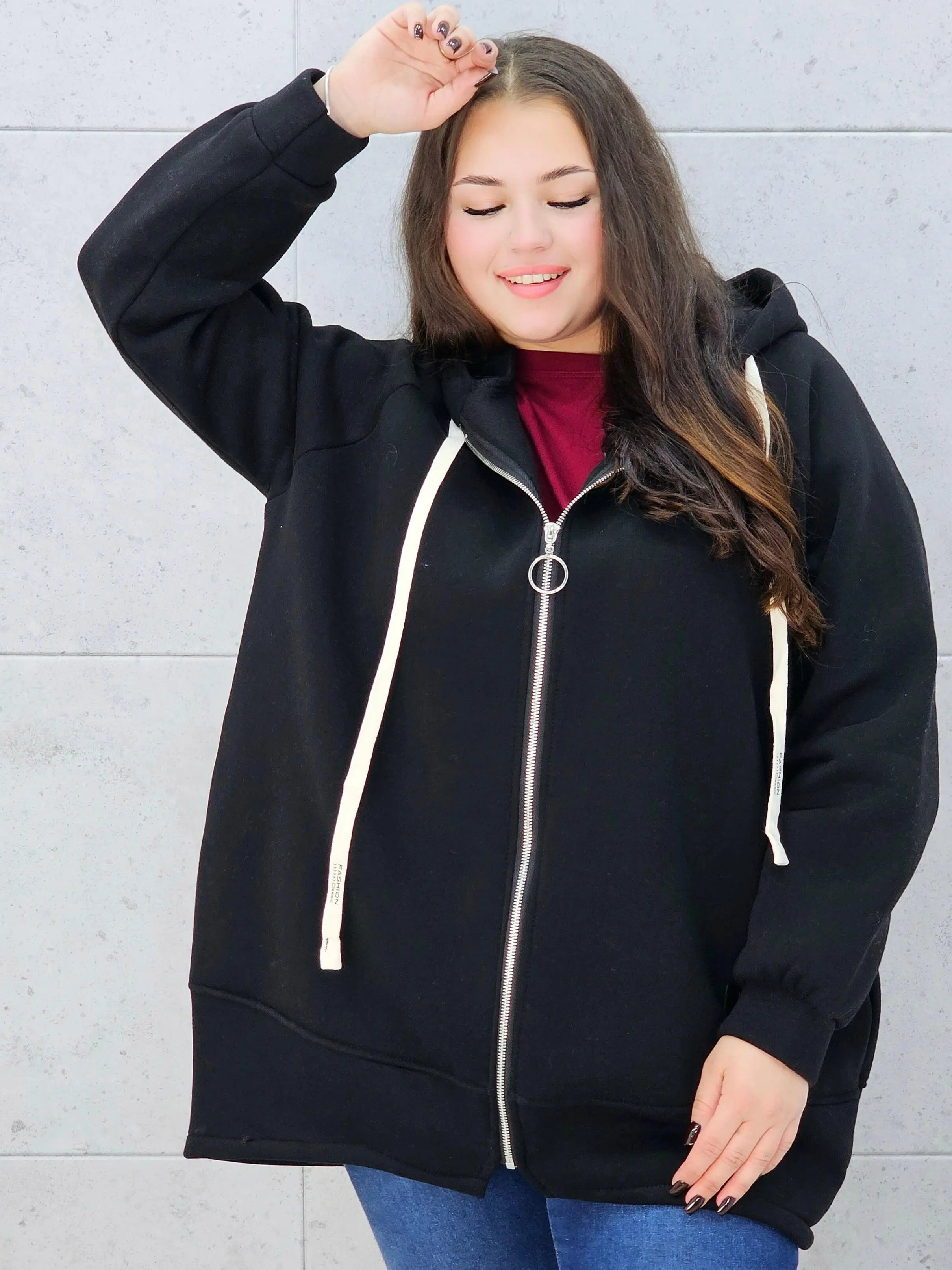 bluza z kapturem czarna plus size – przód z bluzka 