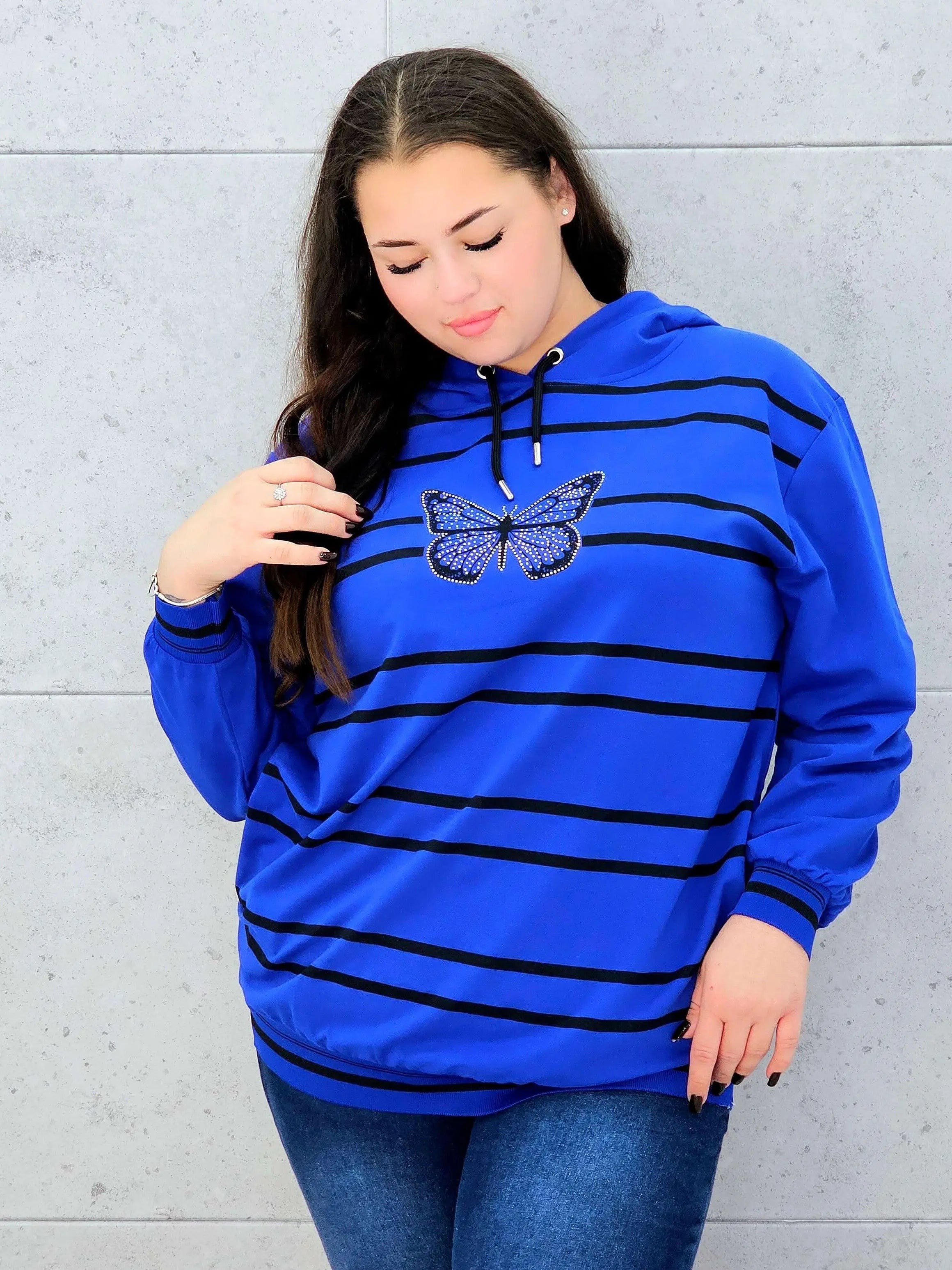 Bluza z kapturem z motylem – styl i wygoda w modzie plus size Stylowa XL
