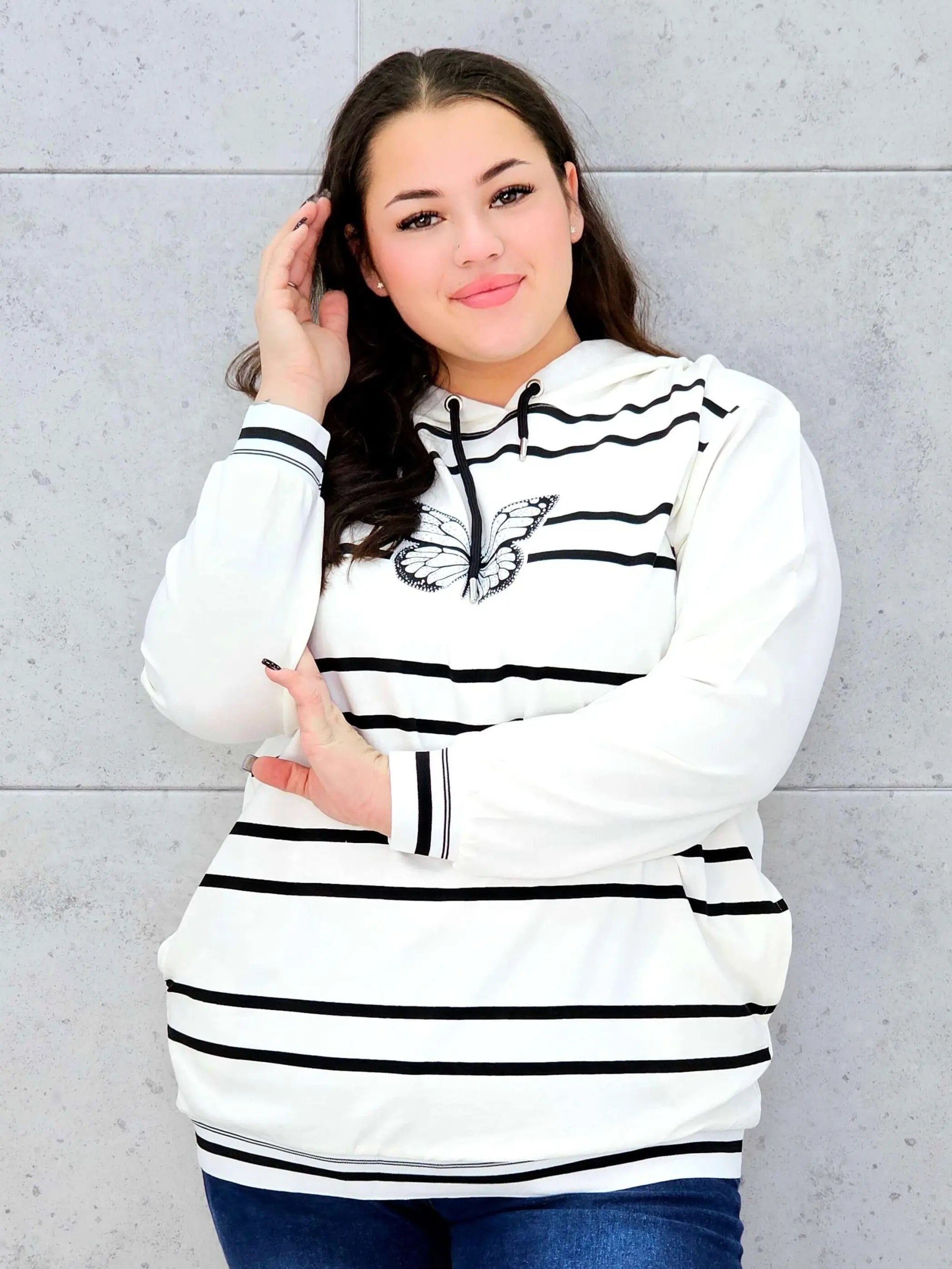 Bluza z kapturem z motylem – styl i wygoda w modzie plus size Stylowa XL