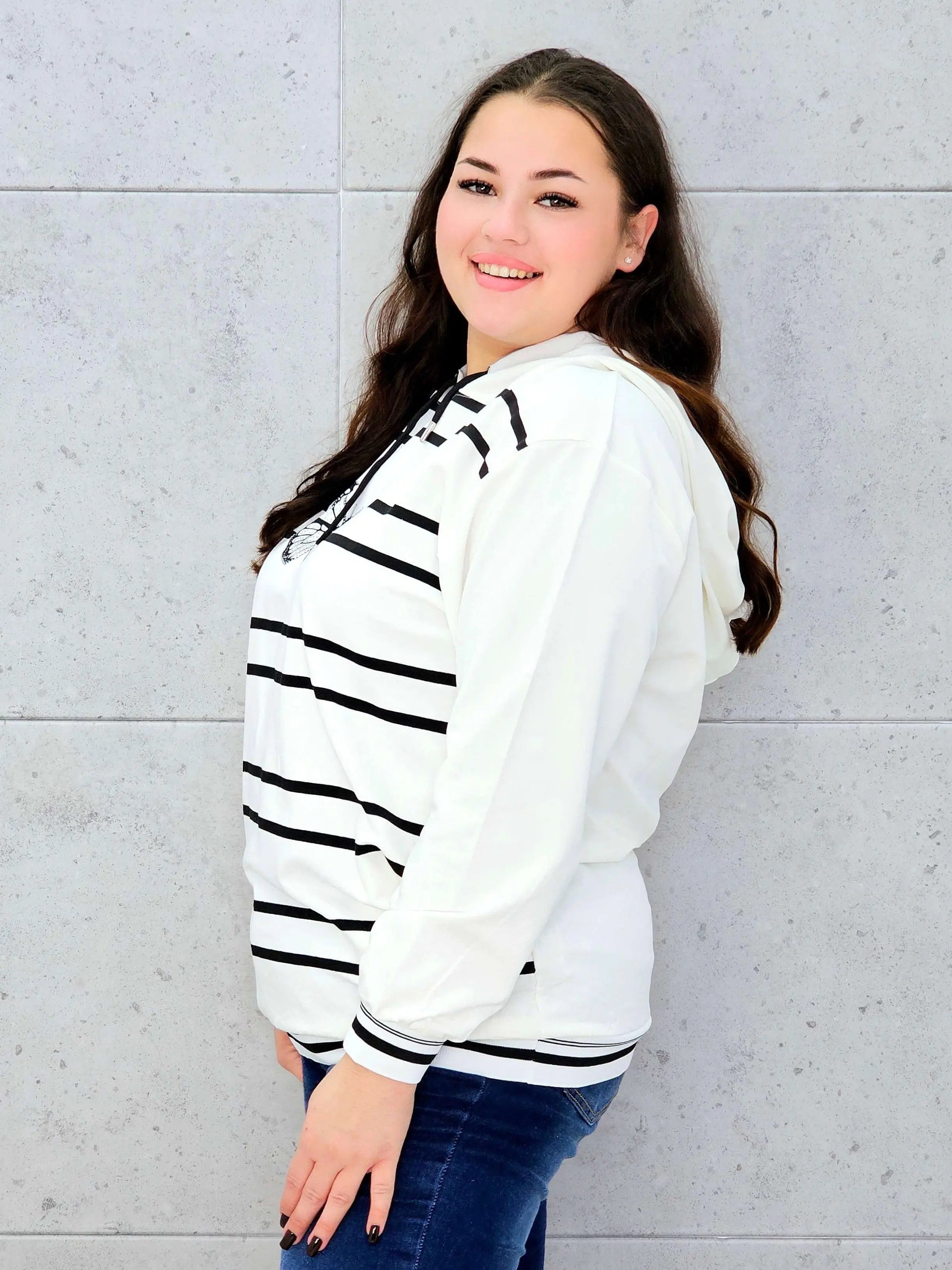 Bluza z kapturem z motylem – styl i wygoda w modzie plus size Stylowa XL