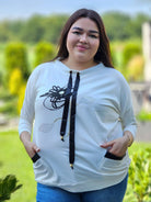 Bluza z kwiatowym nadrukiem i satynowymi detalami Stylowa XL