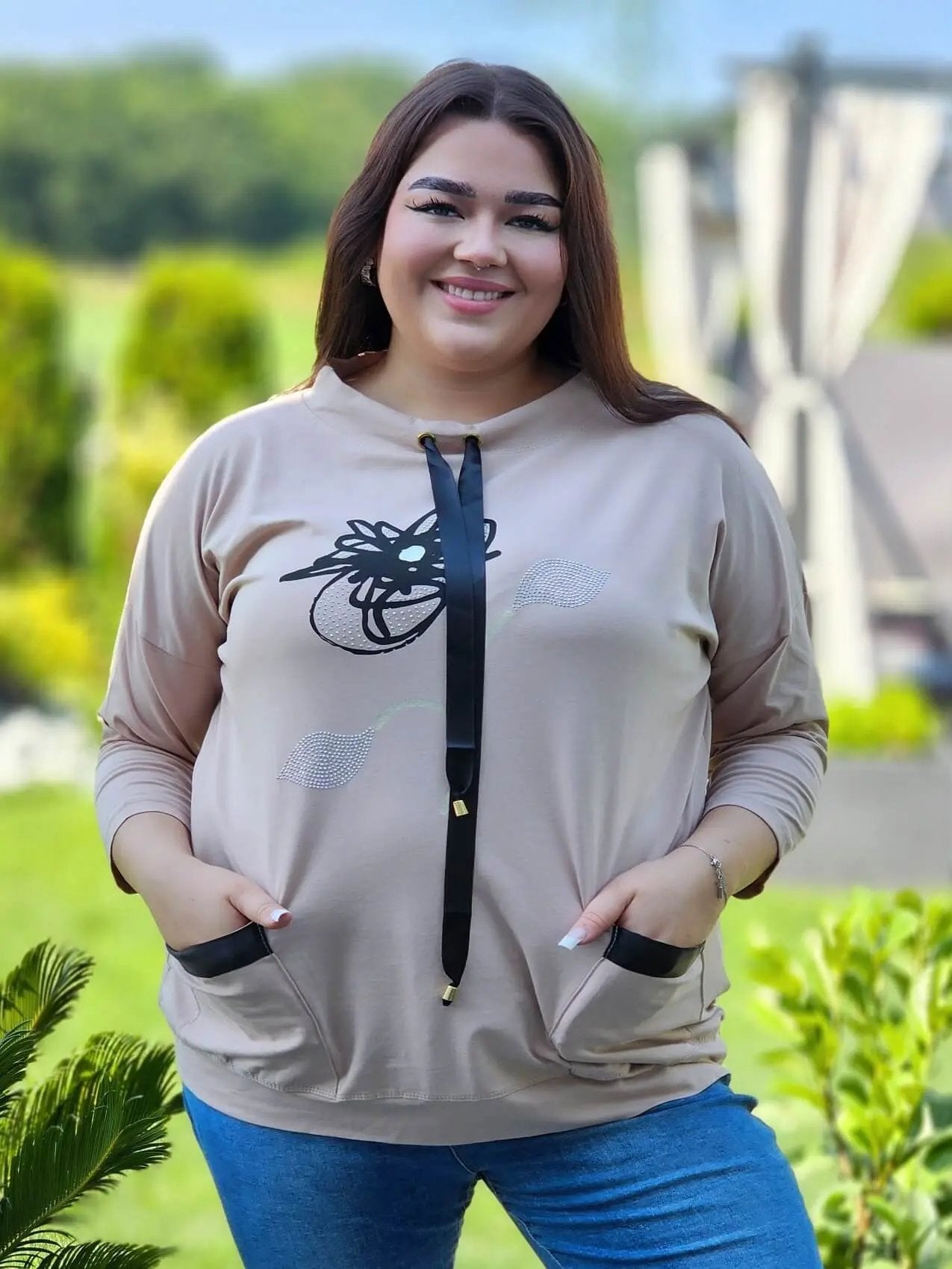 Bluza z kwiatowym nadrukiem i satynowymi detalami Stylowa XL