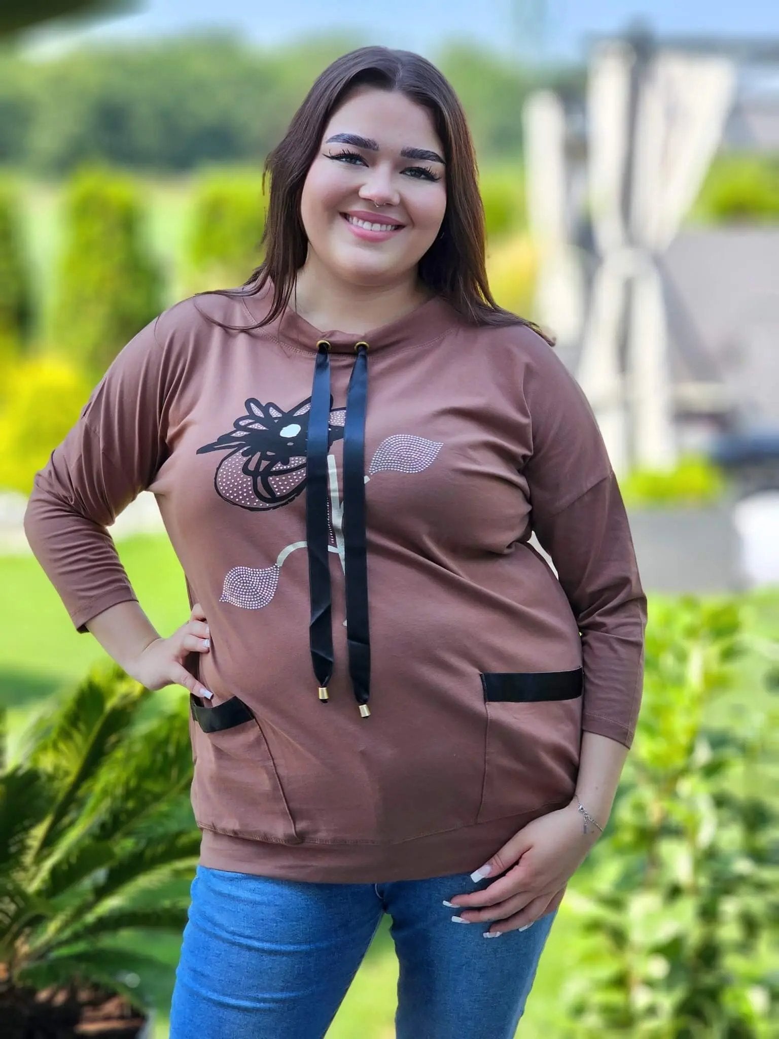 Bluza z kwiatowym nadrukiem i satynowymi detalami Stylowa XL