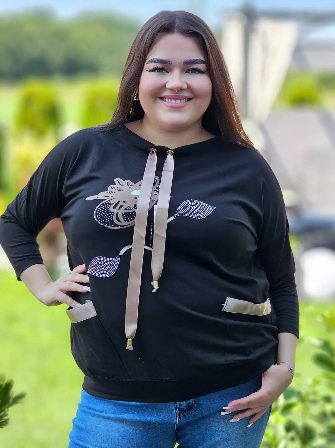 Bluza z kwiatowym nadrukiem i satynowymi detalami Stylowa XL