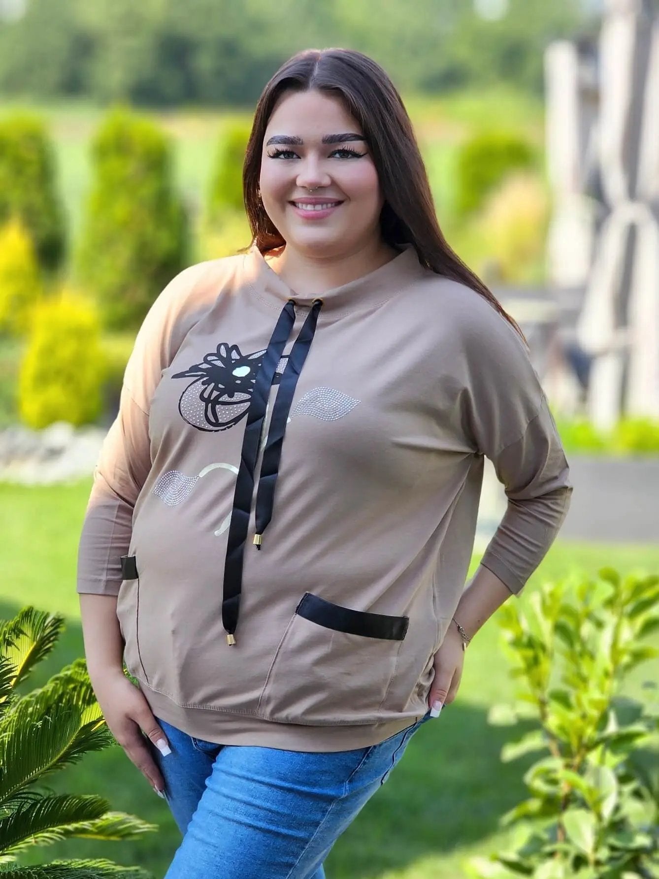 Bluza z kwiatowym nadrukiem i satynowymi detalami Stylowa XL