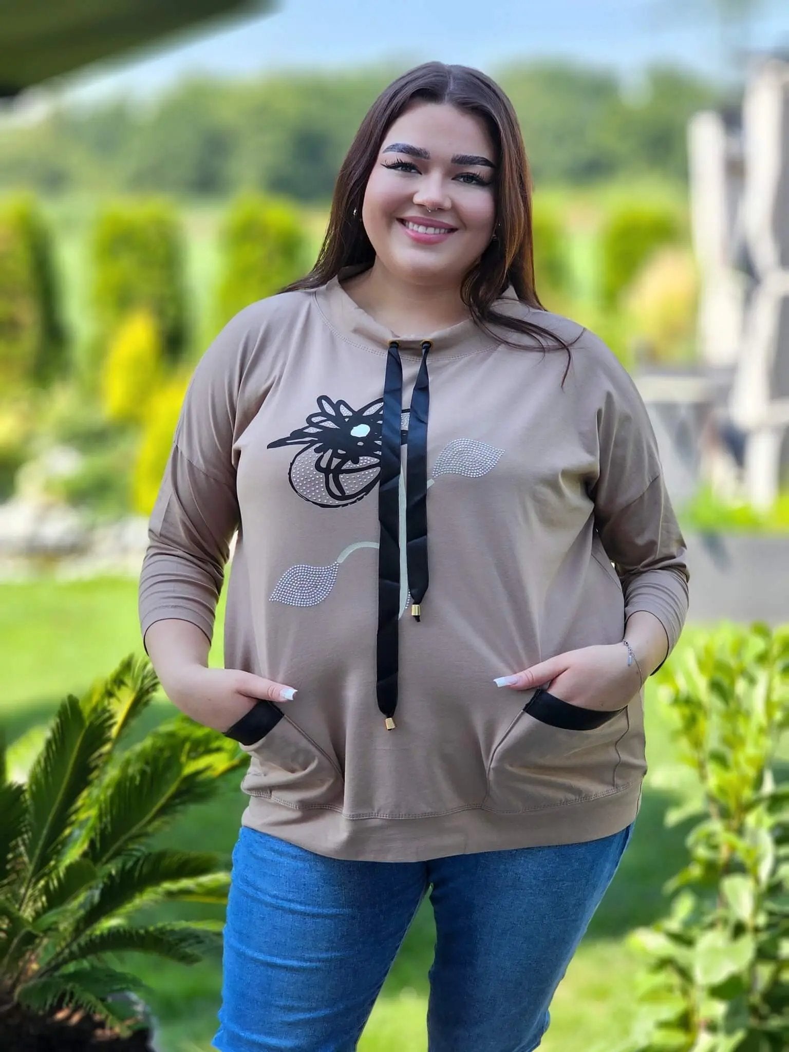 Bluza z kwiatowym nadrukiem i satynowymi detalami Stylowa XL