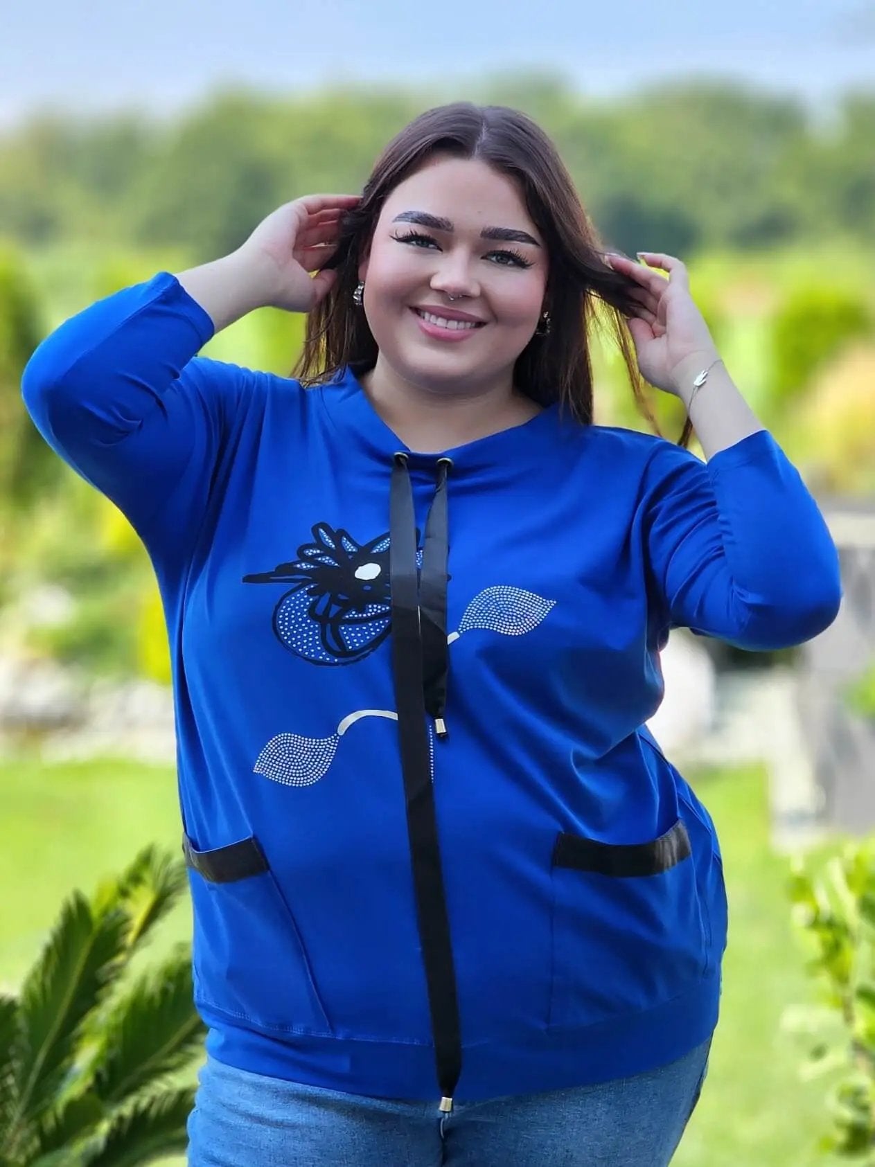 Bluza z kwiatowym nadrukiem i satynowymi detalami Stylowa XL