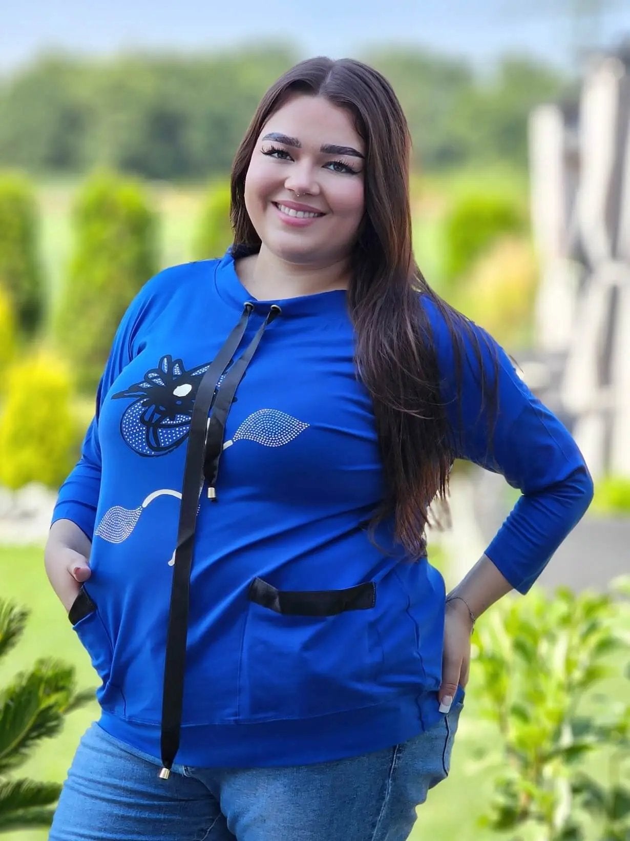 Bluza z kwiatowym nadrukiem i satynowymi detalami Stylowa XL