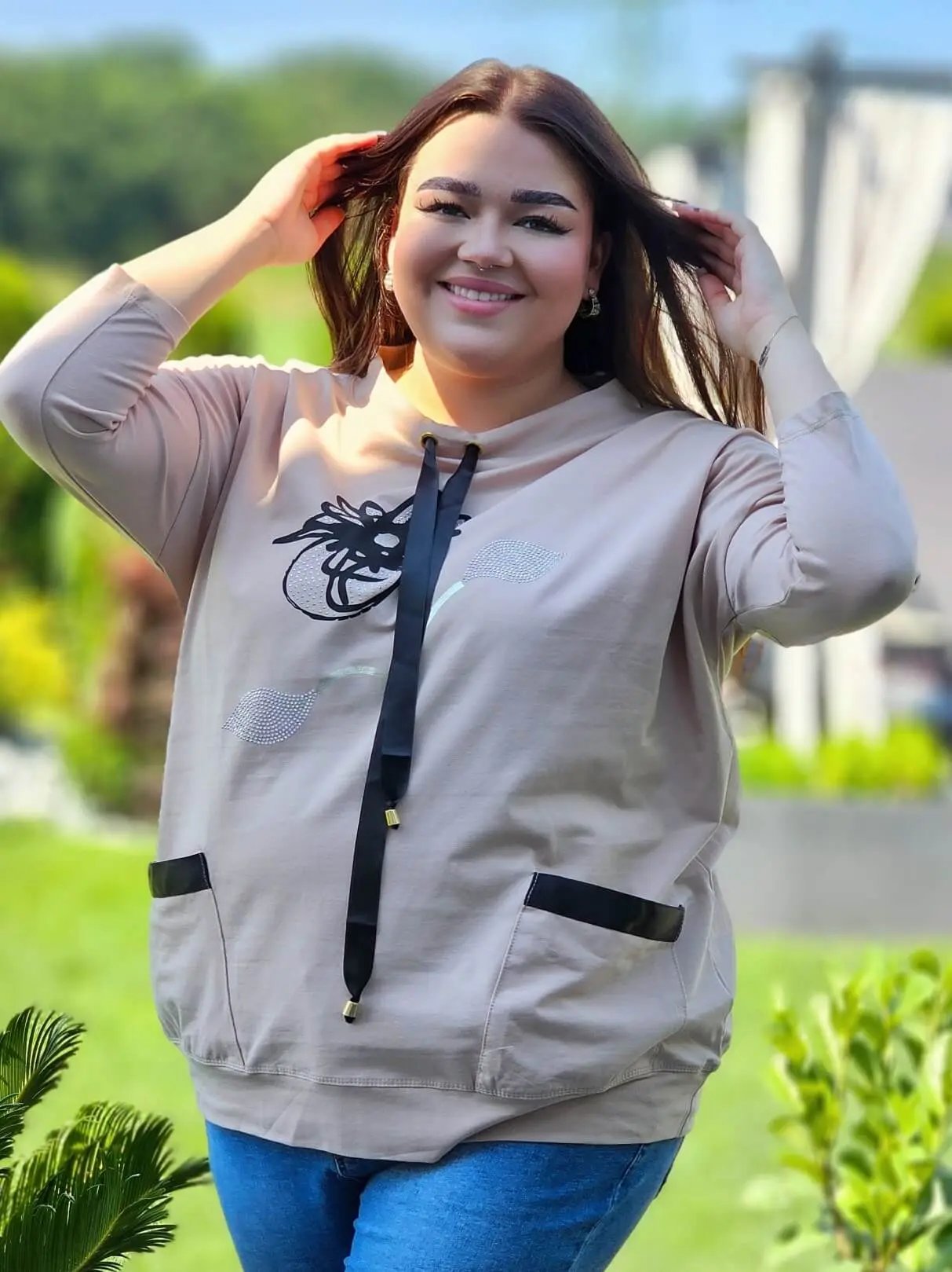 Bluza z kwiatowym nadrukiem i satynowymi detalami Stylowa XL