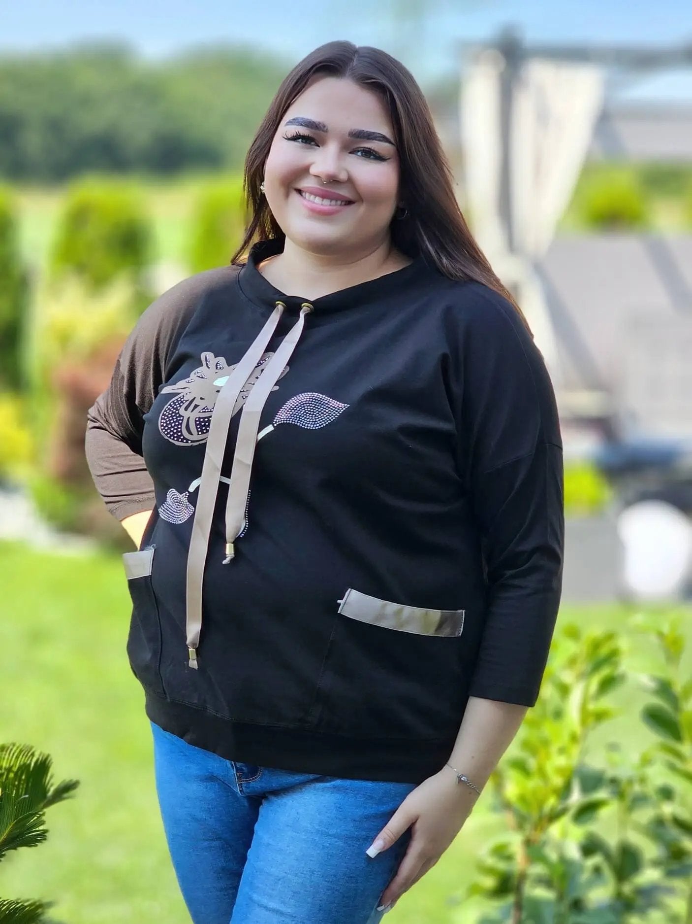 Bluza z kwiatowym nadrukiem i satynowymi detalami Stylowa XL