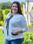 Bluza z kwiatowym nadrukiem i satynowymi detalami Stylowa XL